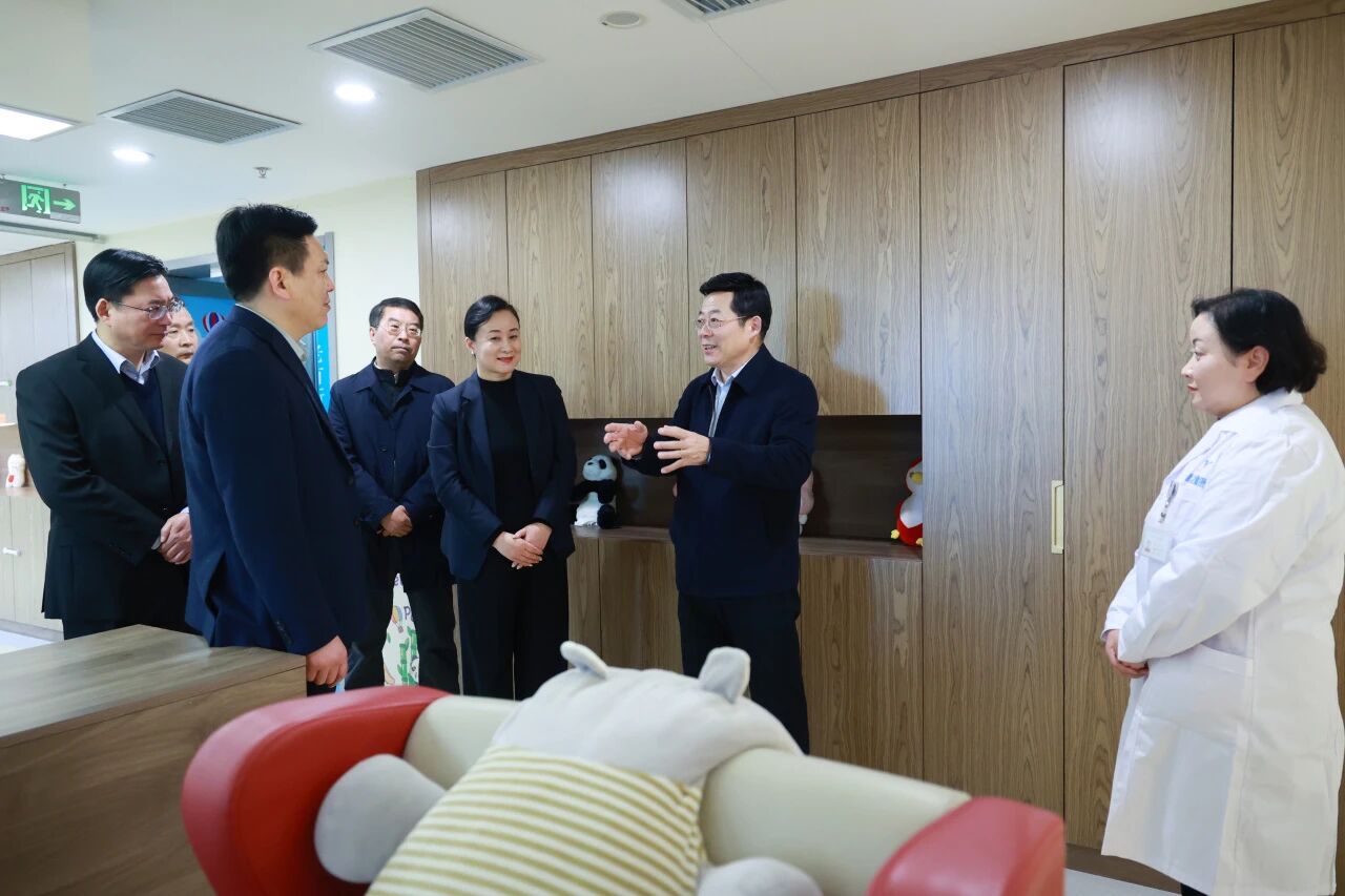張乃文到仁逸康養(yǎng)中心、瑞康醫(yī)院調(diào)研